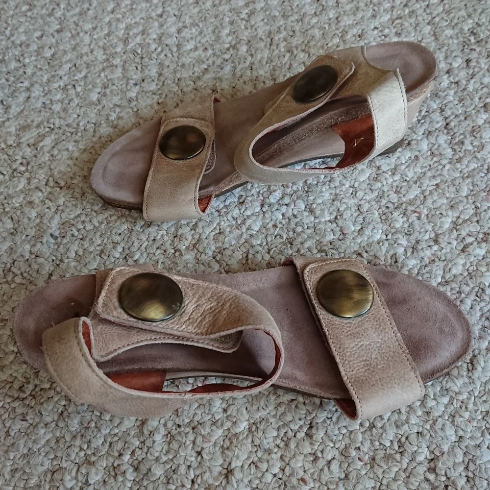 Taos Footwear the Carousel 3 Leather Ornamented Wedge Sandals size 8.5
